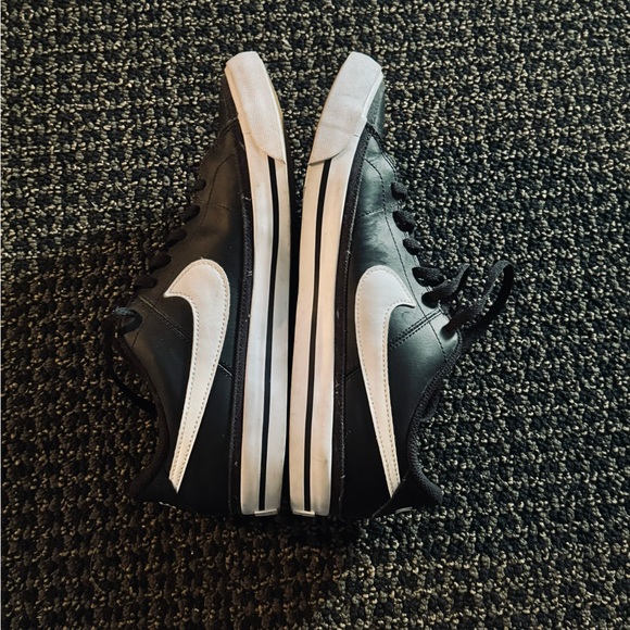 Black Nike - Picture 1 of 5